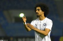 Ҳакамдан норози бўлган шайх Қатар чемпионати ўйини вақтида майдонга тушиб кетди