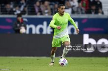 "Милан" "Вольфсбург" ҳимоячисига эътибор қаратмоқда