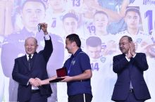 Бош вазир келган, чемпионлар муносиб тақдирланган, Тоифда бошланиб Тошкентда тантанали давом этган кутиб олиш маросимидан галерея